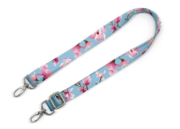 Tracolle per borse personalizzate con stampa a sublimazione full-color, design floreale vivace e accessori metallici resistenti. Disponibile da AMGS Group.