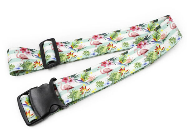 Cinghia per valigie personalizzata in poliestere, design tropicale con fenicotteri rosa e fiori colorati, resistente e regolabile. Poliestere ripsato di prima qualità. Disponibile da AMGS Group.