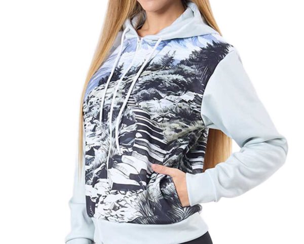 Reversible women’s sports hoodie with print, featuring a hood and kangaroo pocket. Perfect for training and outdoor adventures. Discover this model at AMGS Group and combine style with functionality!