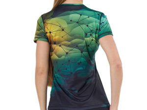Back of the sublimated women’s T-shirt made of smooth Termoactive polyester – geometric print in shades of green. Elastic and breathable material makes it perfect for training. Discover this model at AMGS Group and choose comfort with style!