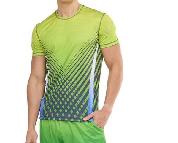 Grünes Funktionsshirt mit sportlichem Schnitt, bedruckt im Sublimationsverfahren. Perfekt für aktive Einsätze wie Gym, Mannschaftssport oder Promotionkleidung. Aus 100 % Polyester, hergestellt in Polen. Verfügbar bei AMGS Group.
