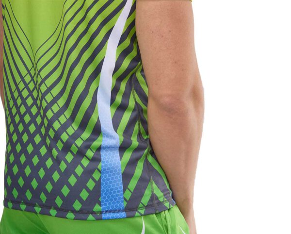 Rückenansicht eines technischen Funktionsshirts in Grün mit dezenter Sublimation. Leicht, schnelltrocknend und bequem – perfekt für sportliche Aktivitäten oder Corporate Wear. Jetzt bei AMGS Group erhältlich.