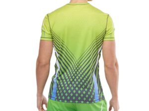 Grünes Sport-T-Shirt für Herren in Rückansicht, gefertigt aus atmungsaktivem Polyester mit Sublimationsdruck am oberen Rücken. Ideal für Teamsport, Training oder Werbezwecke. Verfügbar bei AMGS Group.