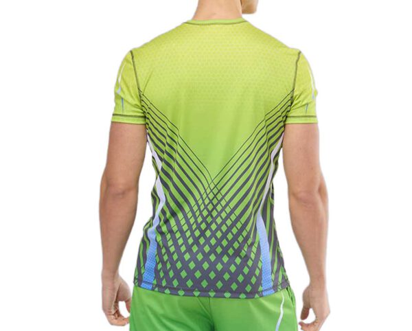 Grünes Sport-T-Shirt für Herren in Rückansicht, gefertigt aus atmungsaktivem Polyester mit Sublimationsdruck am oberen Rücken. Ideal für Teamsport, Training oder Werbezwecke. Verfügbar bei AMGS Group.