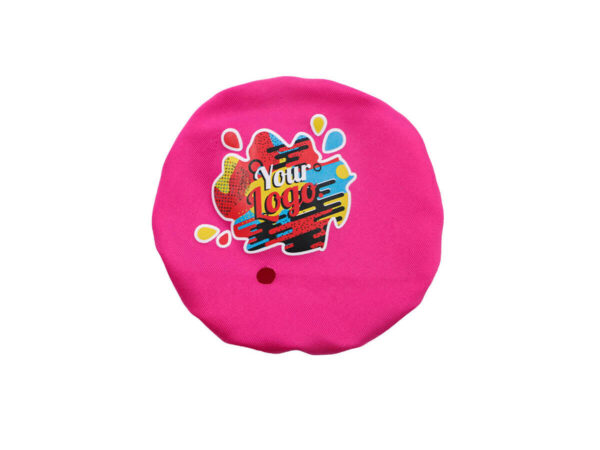 Vista angolata di una copertura brandizzata in spandex rosa montata saldamente su un bicchiere da evento trasparente.