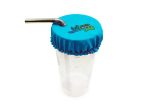 Copri bicchiere Personalizzato con Logo. Copri bicchiere elastico brandizzato di colore blu con il logo di un festival musicale e una cannuccia di metallo.