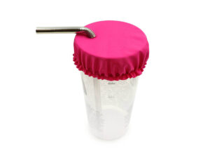 Proteggi-drink promozionale rosa con logo su un bicchiere riutilizzabile con una cannuccia di metallo.
