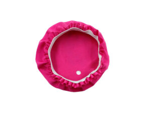 Vista interna di un coperchio per bicchiere in tessuto rosa che mostra l'elastico e il foro rinforzato per la cannuccia.