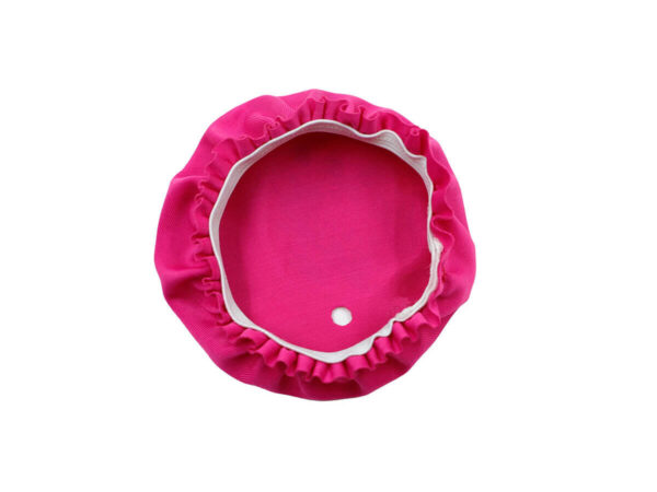 Vista interna di un coperchio per bicchiere in tessuto rosa che mostra l'elastico e il foro rinforzato per la cannuccia.