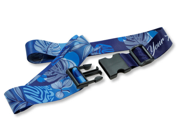 Cinghia da bagaglio brandizzata, con un colorato motivo tropicale blu e fibbia a sgancio rapido aperta e regolabile per mettere in sicurezza i bagagli.