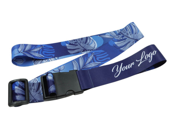 Cinghia per Valigia Personalizzata di AMGS Group con un vivace motivo a foglie tropicali blu e spazio ben visibile per il tuo logo aziendale.
