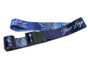 Primo piano di un cinturino da bagaglio stampato in sublimazione, che mostra una sezione blu scuro per il marchio e un design tropicale a contrasto.